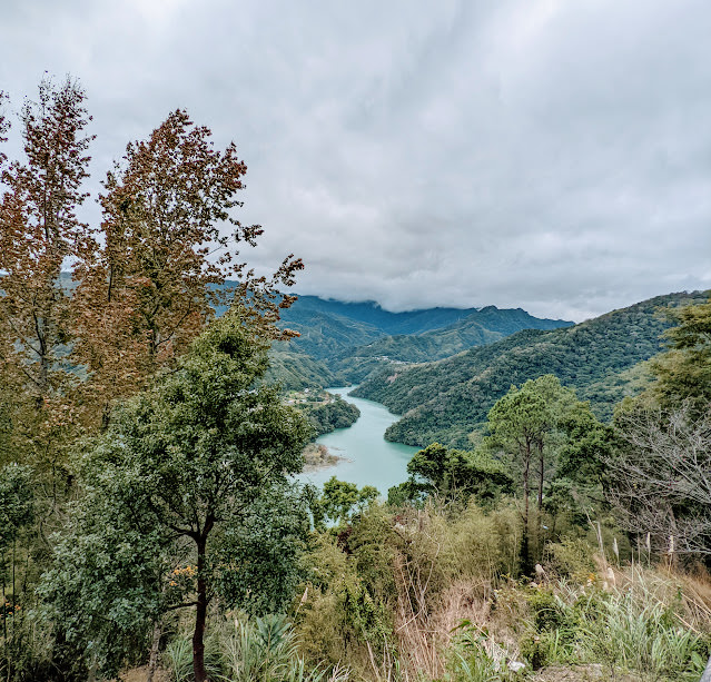 桃園 復興區: 遠眺溪谷與群山的開闊風景 角板山行館