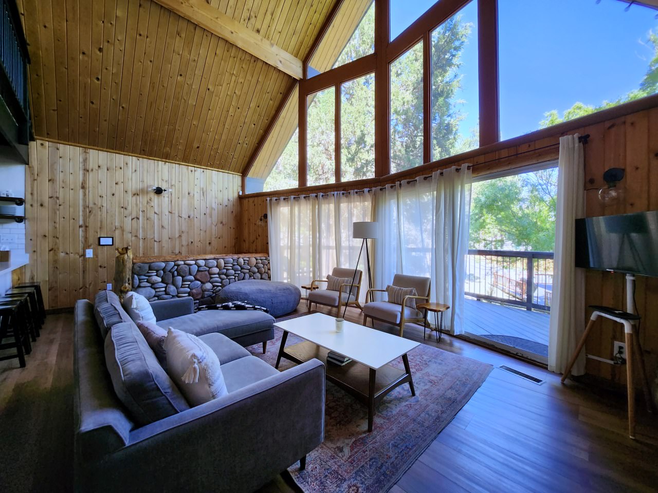 南加州 大熊湖住宿 配備齊全的童話木屋 Big Bear Lake Lodging - 第1張圖 南加州 大熊湖住宿 小木屋 放鬆度假好選擇