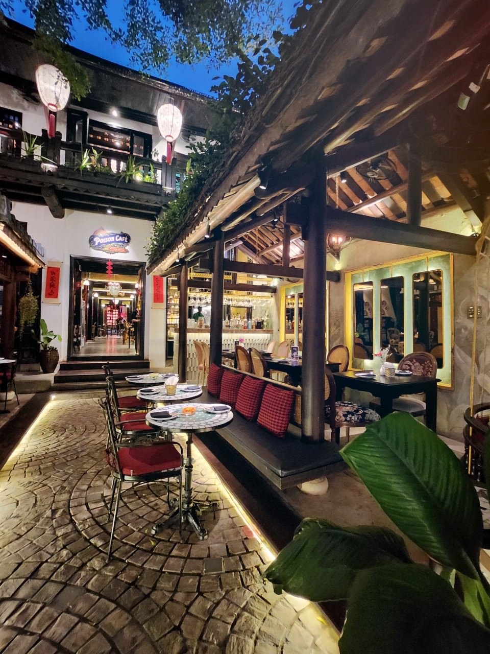 越南會安古城 cafe 位於古城中的Poison Cafe 漂亮迷人 餐點也很好吃的咖啡廳 超級推薦