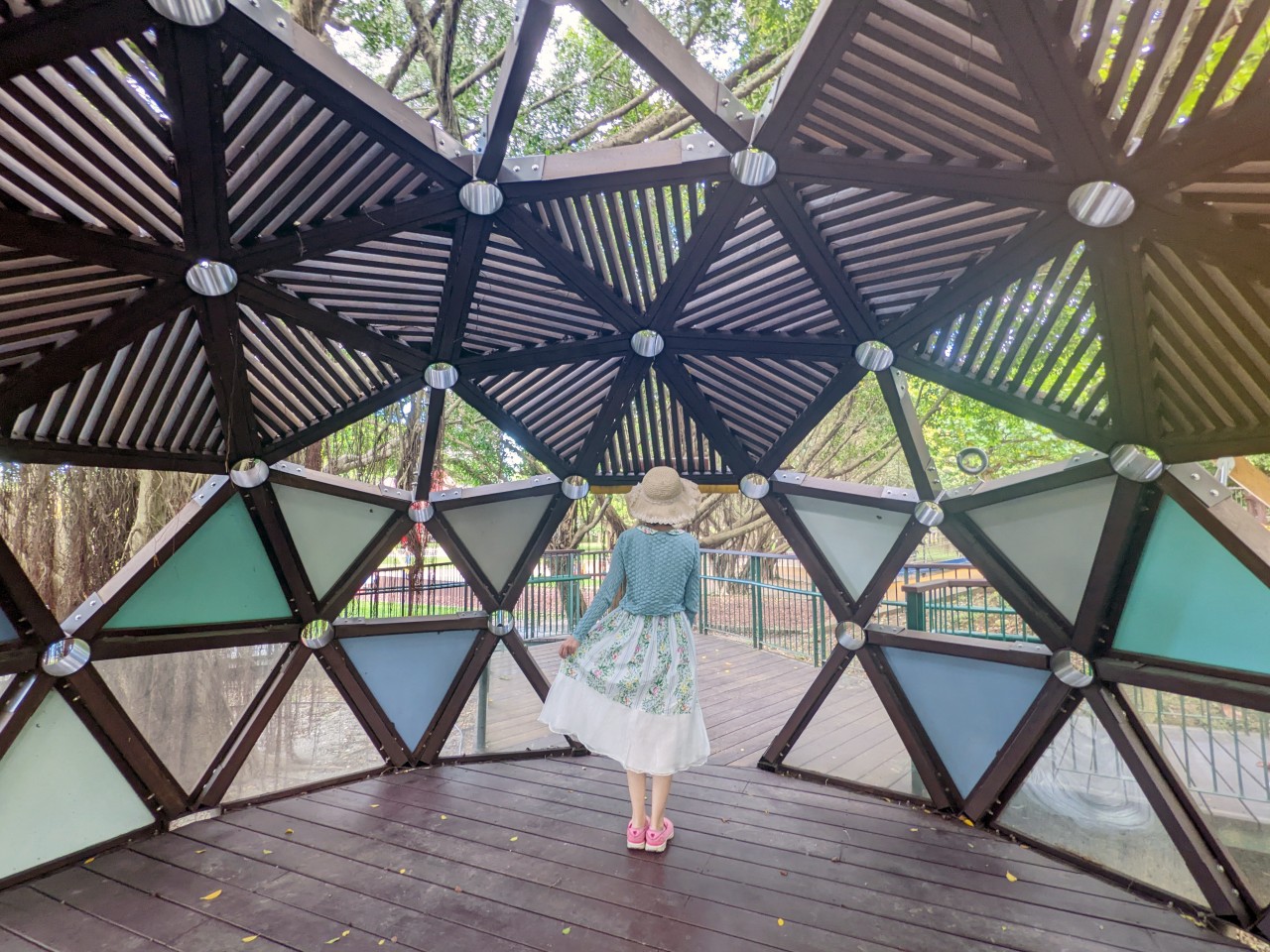 桃園大溪埔頂公園。 綠草山丘、台灣欒樹、落羽松、溜索、沙坑、遊具。