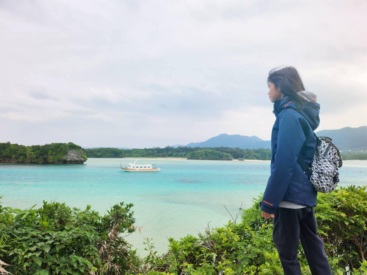 日本沖繩石垣島 川平灣。享受果凍般透明海水、寧靜優美的海灣風景，搭乘玻璃底船觀察海中珊瑚礁和生態。