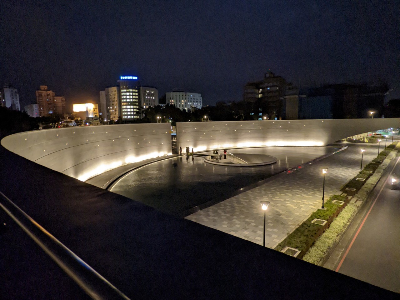 桃園平鎮 1895乙未保台公園。氣勢磅礡清水模牆和鏡面水池，繽紛山丘兒童遊戲區。