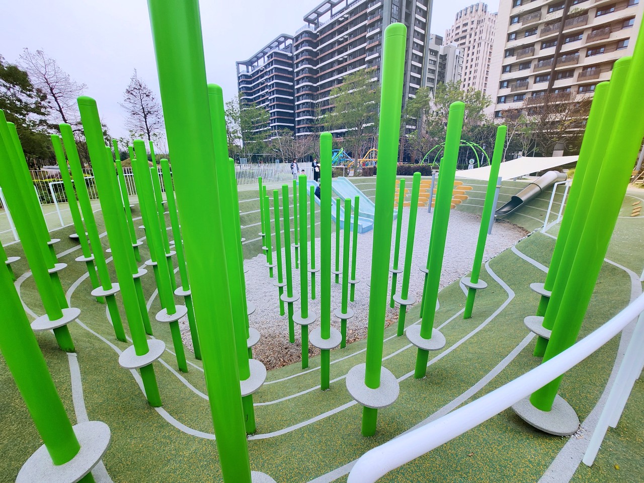 竹北興隆公園自然森林遊戲場。遊具多樣又好玩，竹林意象的跳樁彷彿在練輕功。