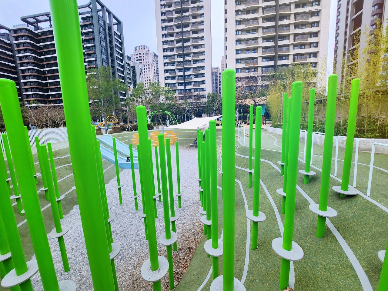 竹北興隆公園自然森林遊戲場。遊具多樣又好玩，竹林意象的跳樁彷彿在練輕功。