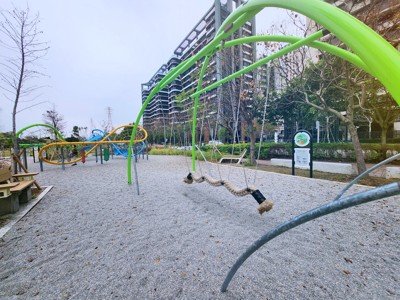 竹北興隆公園自然森林遊戲場。遊具多樣又好玩，竹林意象的跳樁彷彿在練輕功。