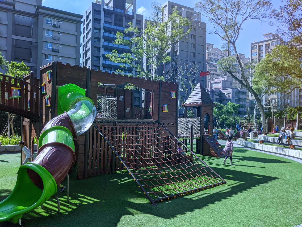 桃園 大有梯田公園。適合帶孩子放電的大型公園，森林挑戰區關卡型帶狀遊具超好玩