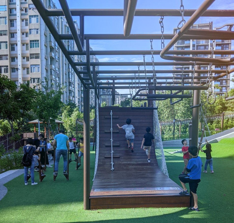 桃園 大有梯田公園。適合帶孩子放電的大型公園，森林挑戰區關卡型帶狀遊具超好玩