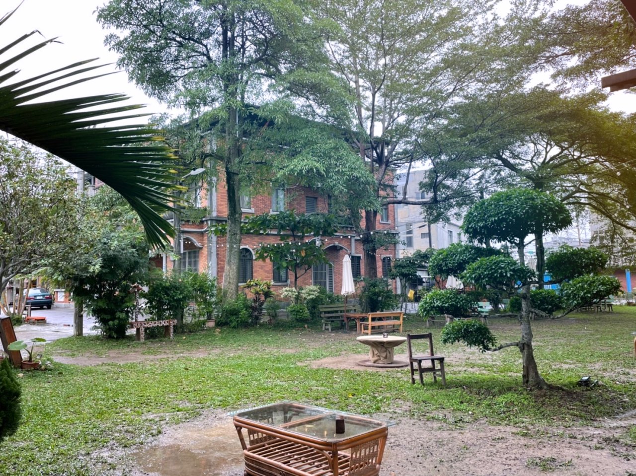 桃園龍潭 HAKKAFE’哈嘎廢。室內室外充滿懷舊的元素，戶外草坪印地安帳和串燈打造露營風格。