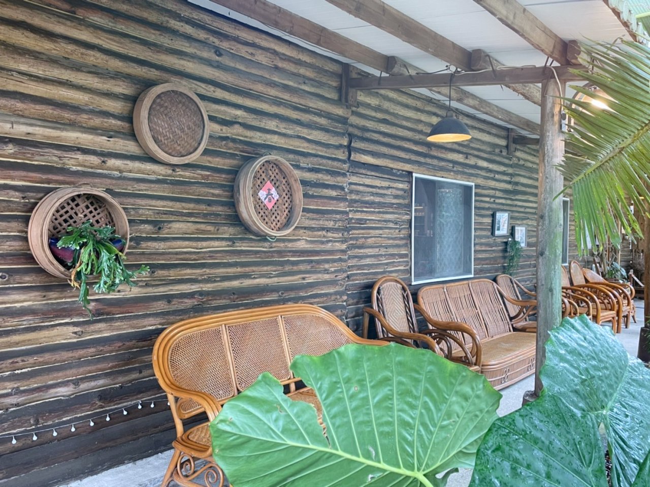 桃園龍潭 HAKKAFE’哈嘎廢。室內室外充滿懷舊的元素，戶外草坪印地安帳和串燈打造露營風格。