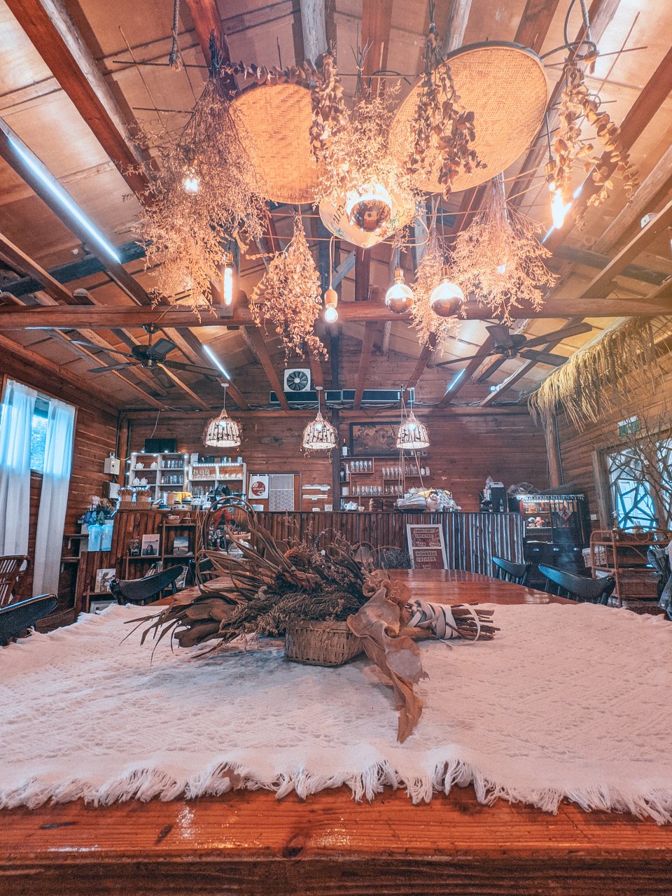 桃園龍潭 HAKKAFE’哈嘎廢。室內室外充滿懷舊的元素，戶外草坪印地安帳和串燈打造露營風格。