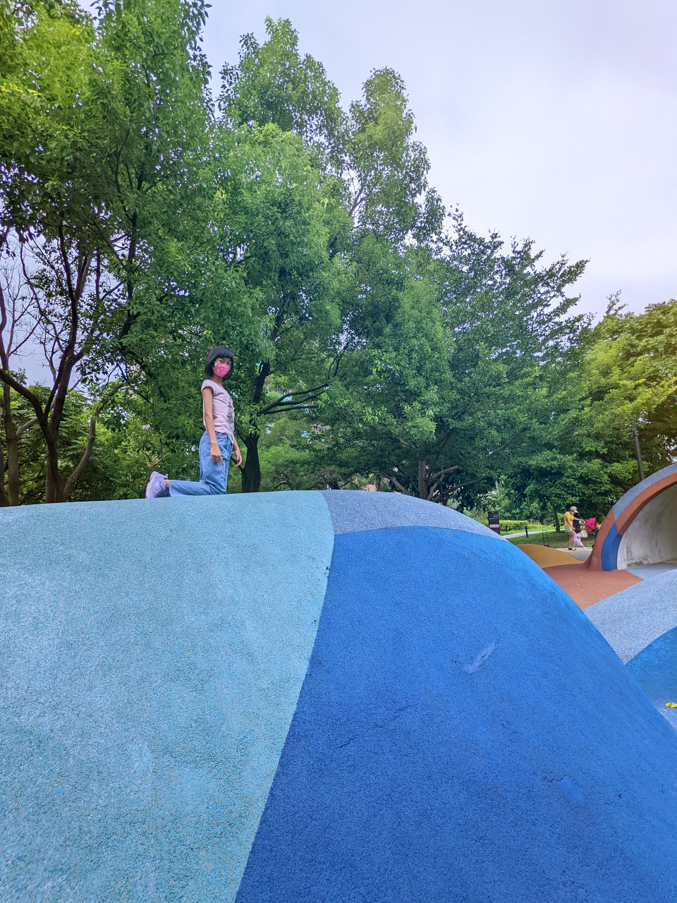 桃園平鎮 1895乙未保台公園。氣勢磅礡清水模牆和鏡面水池，繽紛山丘兒童遊戲區。