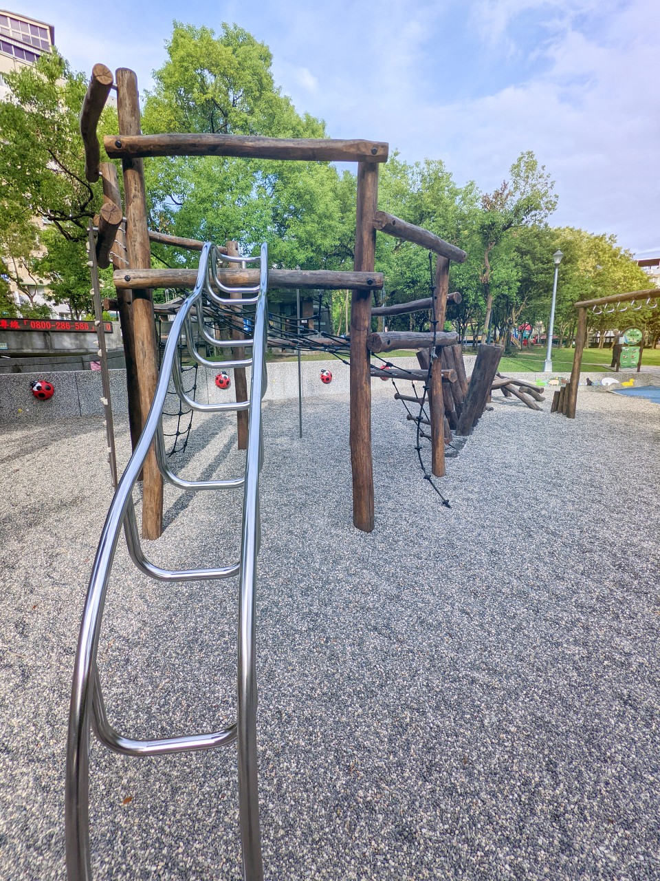 台北文山 興隆公園。好玩的原木攀爬遊具、挑戰體能與平衡感兼具的泰山擺盪。 - 第2張圖 台北文山 興隆公園。好玩的原木攀爬遊具、挑戰體能與平衡感兼具的泰山擺盪。