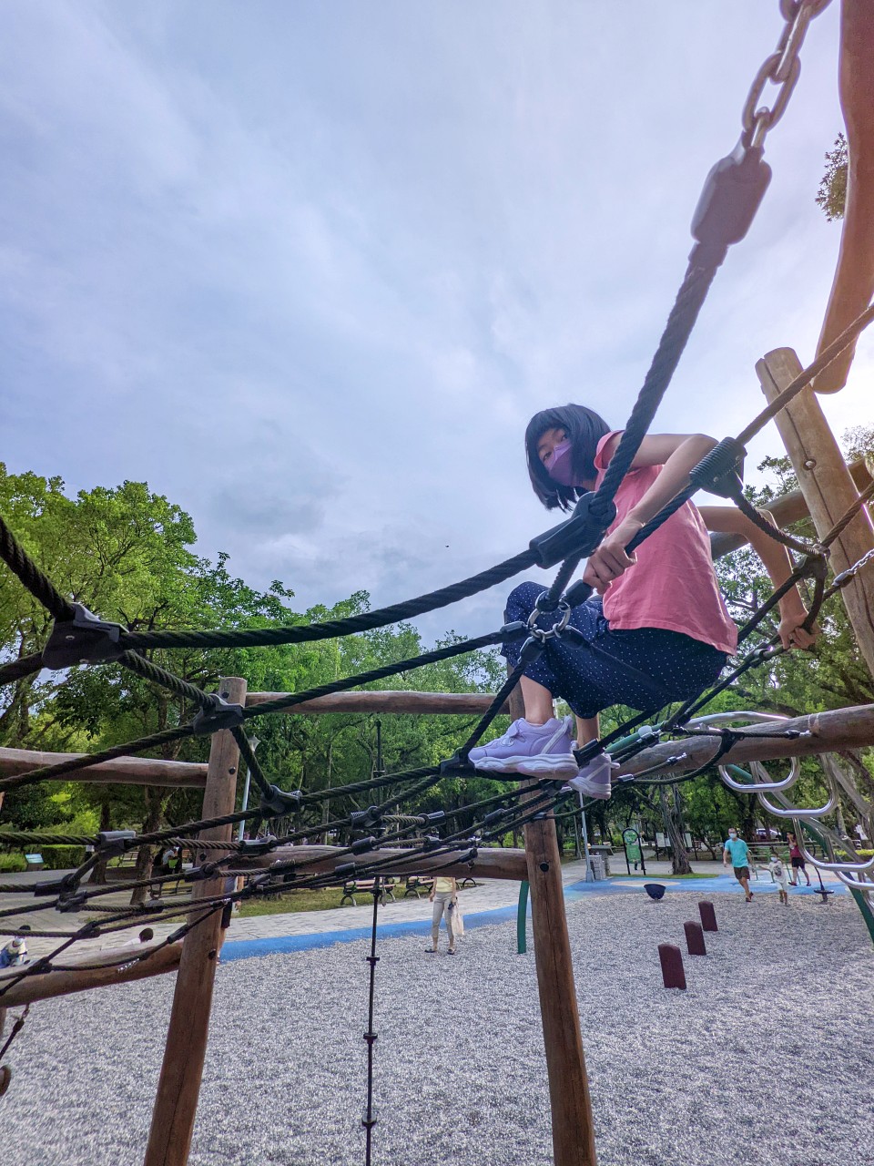 台北文山 興隆公園。好玩的原木攀爬遊具、挑戰體能與平衡感兼具的泰山擺盪。 - 第3張圖 台北文山 興隆公園。好玩的原木攀爬遊具、挑戰體能與平衡感兼具的泰山擺盪。