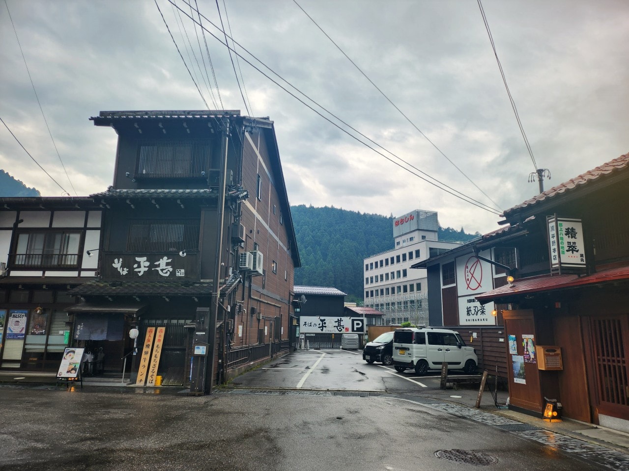 日本岐阜県 郡上八幡 城下町散步。清澈的淙淙流水伴隨江戶古鎮中的石板小徑。