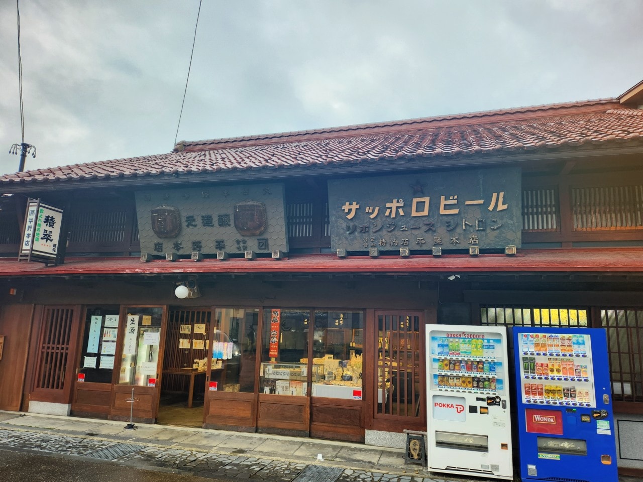 日本岐阜県 郡上八幡 城下町散步。清澈的淙淙流水伴隨江戶古鎮中的石板小徑。