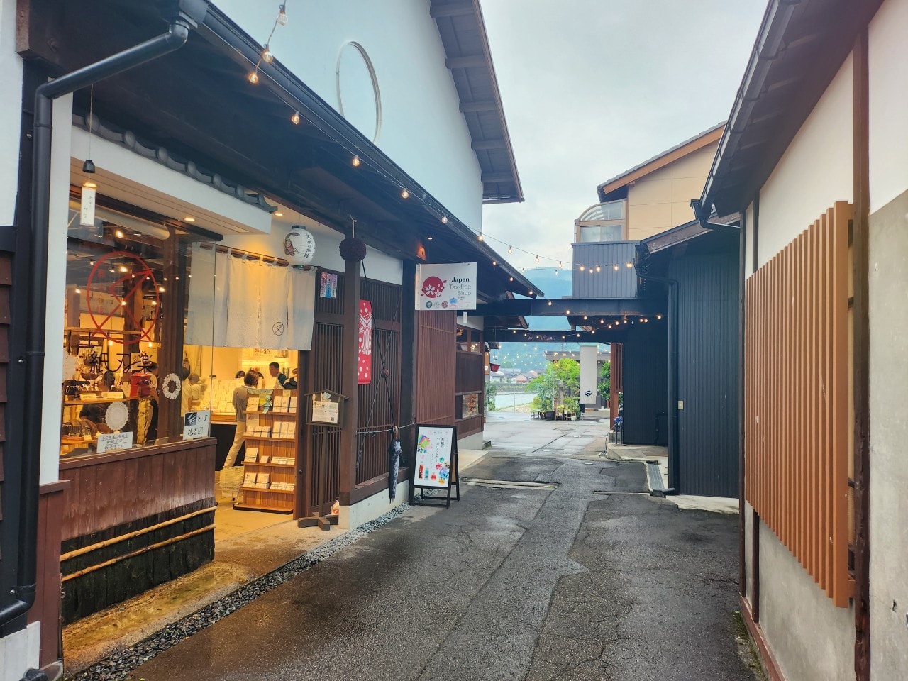 日本岐阜県 郡上八幡 城下町散步。清澈的淙淙流水伴隨江戶古鎮中的石板小徑。