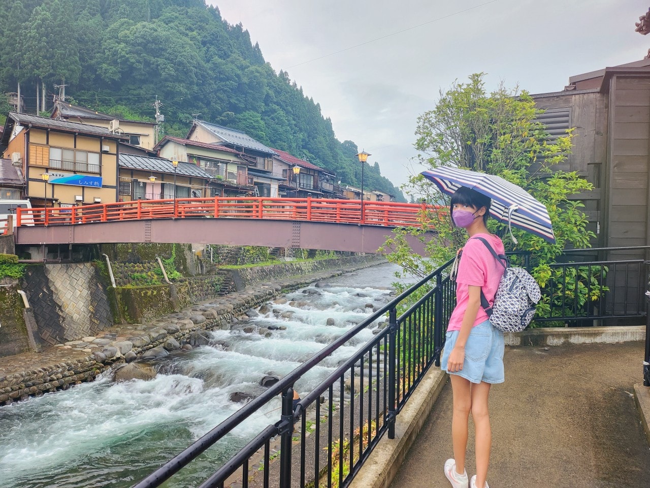 日本岐阜県 郡上八幡 城下町散步。清澈的淙淙流水伴隨江戶古鎮中的石板小徑。