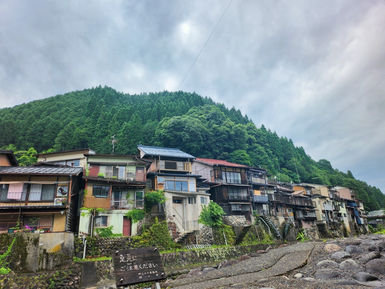 日本岐阜県 郡上八幡 城下町散步。清澈的淙淙流水伴隨江戶古鎮中的石板小徑。