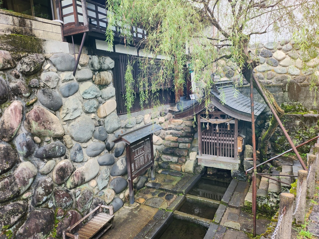 日本岐阜県 郡上八幡 城下町散步。清澈的淙淙流水伴隨江戶古鎮中的石板小徑。