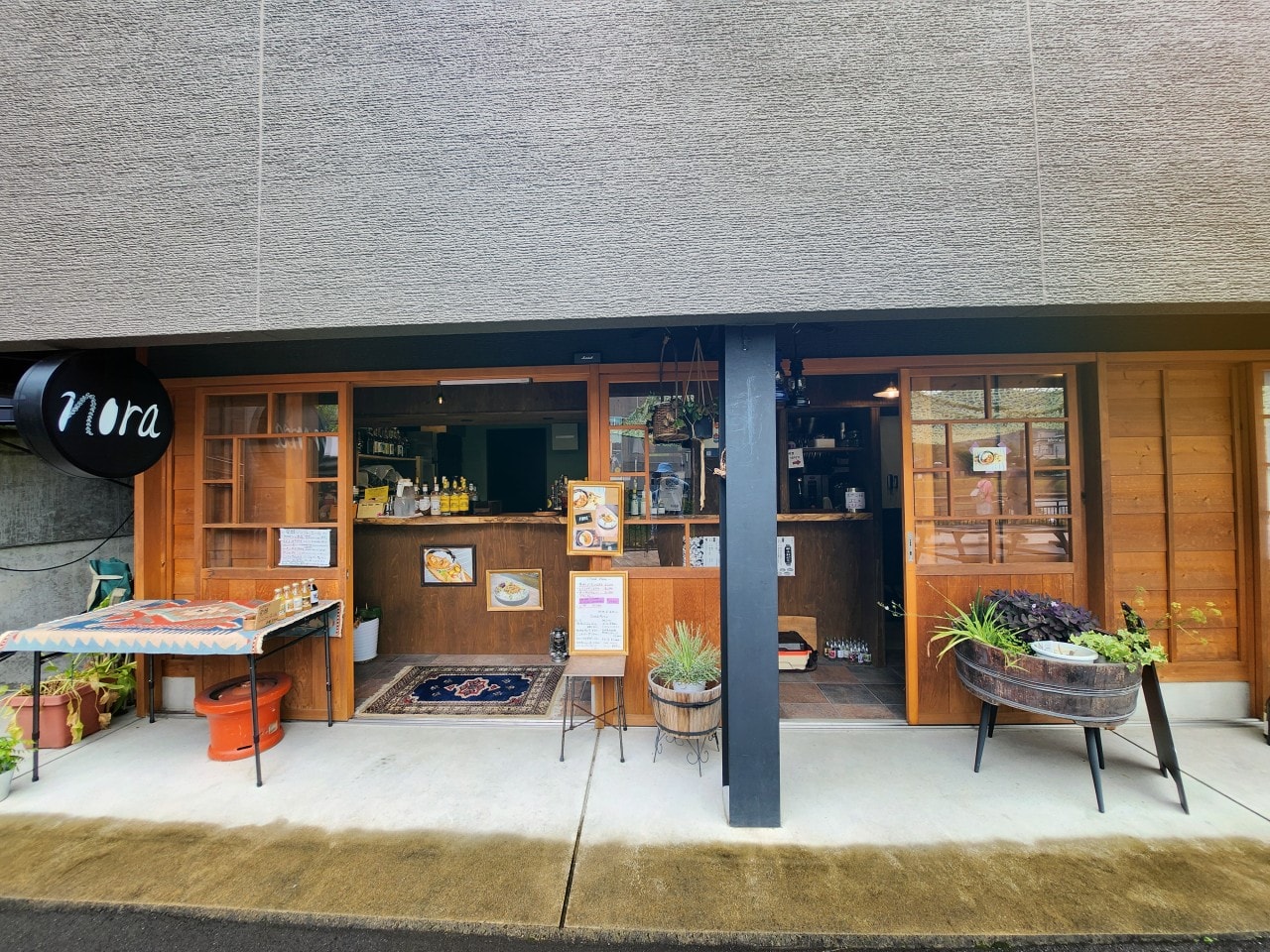 日本岐阜県 郡上八幡 城下町散步。清澈的淙淙流水伴隨江戶古鎮中的石板小徑。