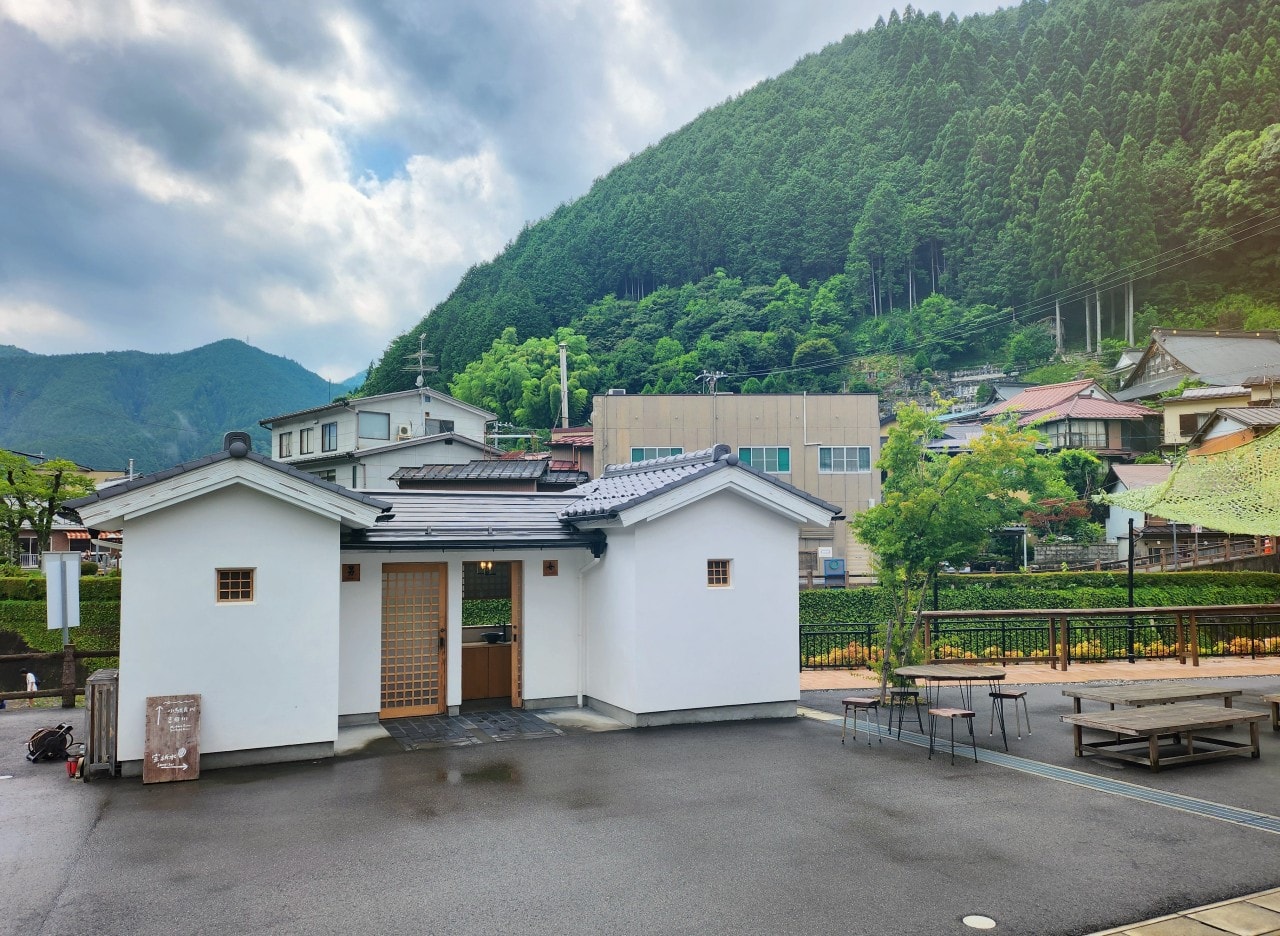 日本岐阜県 郡上八幡 城下町散步。清澈的淙淙流水伴隨江戶古鎮中的石板小徑。