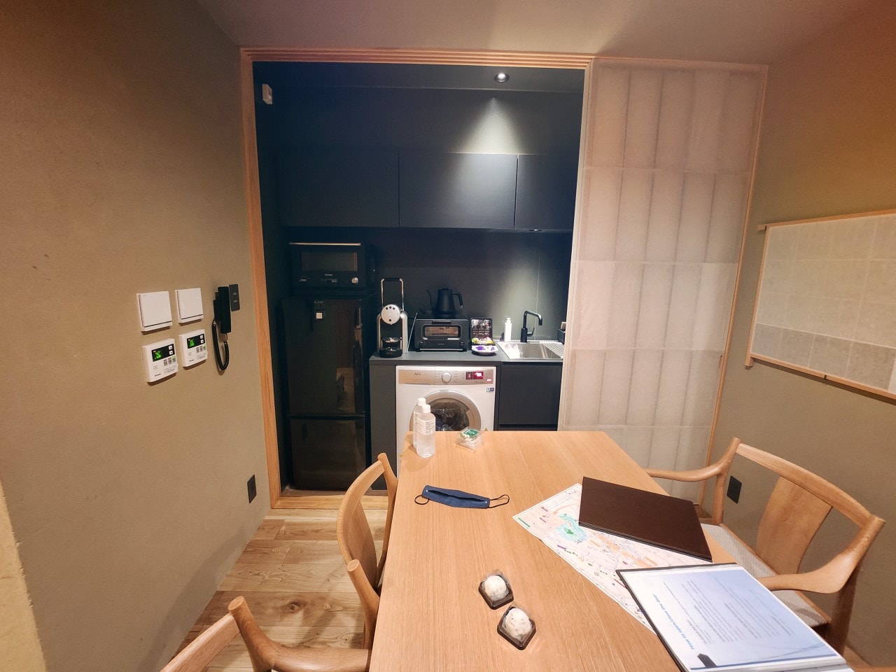 日本岐阜縣高山市 住宿推薦。IORI Stay 豪華日式聯排別墅 IORI MIYAGAWA。改造舊町屋的現代和風設計旅宿，有小廚房和洗烘衣機。