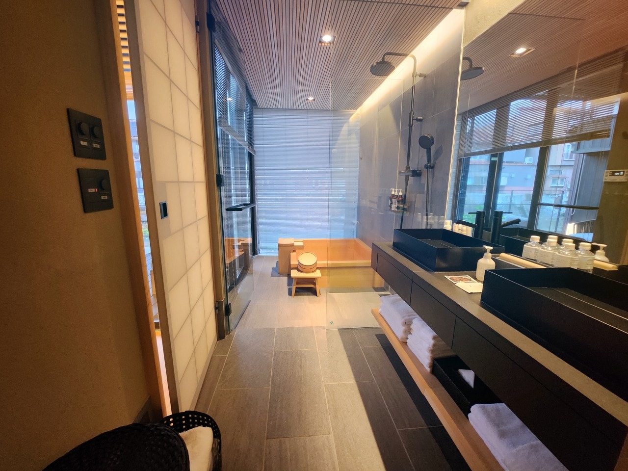 日本岐阜縣高山市 住宿推薦。IORI Stay 豪華日式聯排別墅 IORI MIYAGAWA。改造舊町屋的現代和風設計旅宿，有小廚房和洗烘衣機。