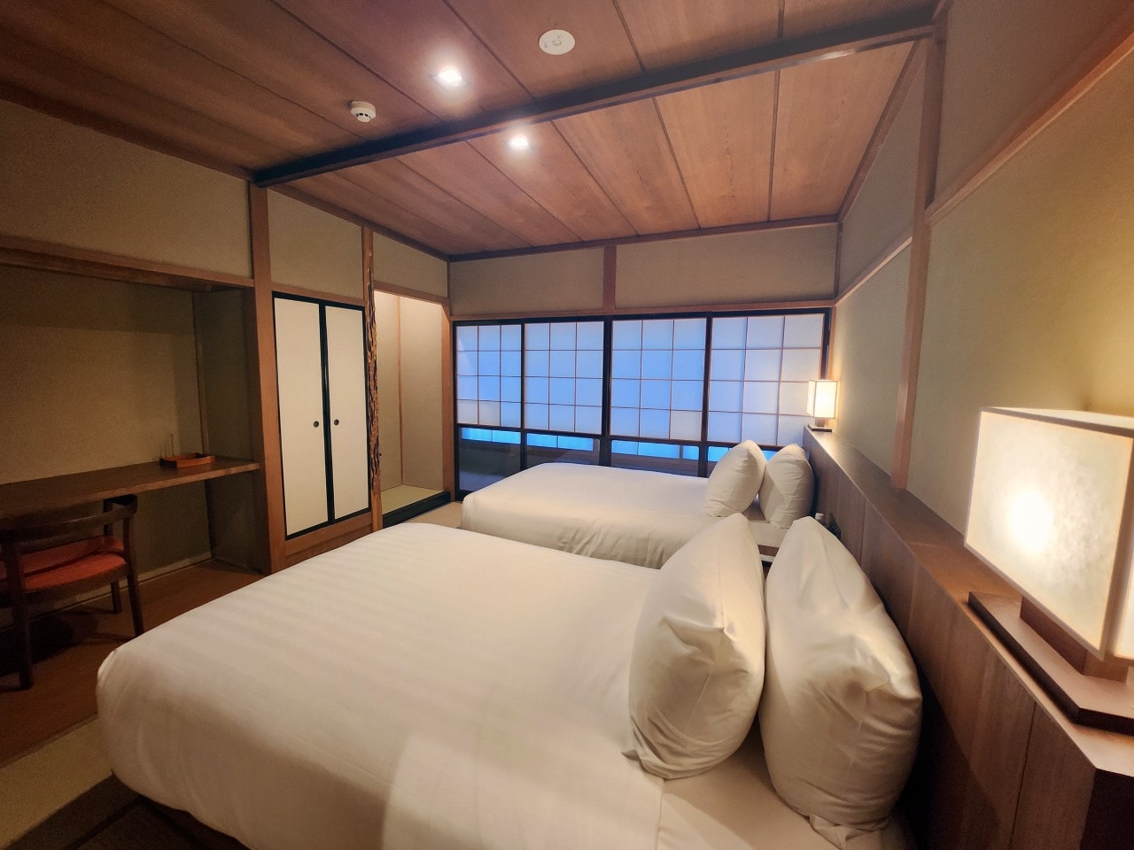 日本岐阜縣高山市 住宿推薦。IORI Stay 豪華日式聯排別墅 IORI MIYAGAWA。改造舊町屋的現代和風設計旅宿，有小廚房和洗烘衣機。
