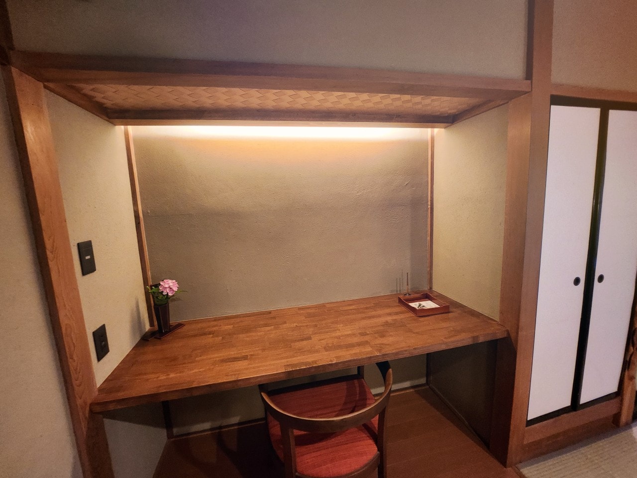 日本岐阜縣高山市 住宿推薦。IORI Stay 豪華日式聯排別墅 IORI MIYAGAWA。改造舊町屋的現代和風設計旅宿，有小廚房和洗烘衣機。