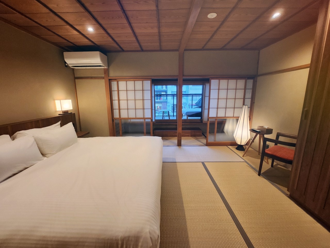 日本岐阜縣高山市 住宿推薦。IORI Stay 豪華日式聯排別墅 IORI MIYAGAWA。改造舊町屋的現代和風設計旅宿，有小廚房和洗烘衣機。