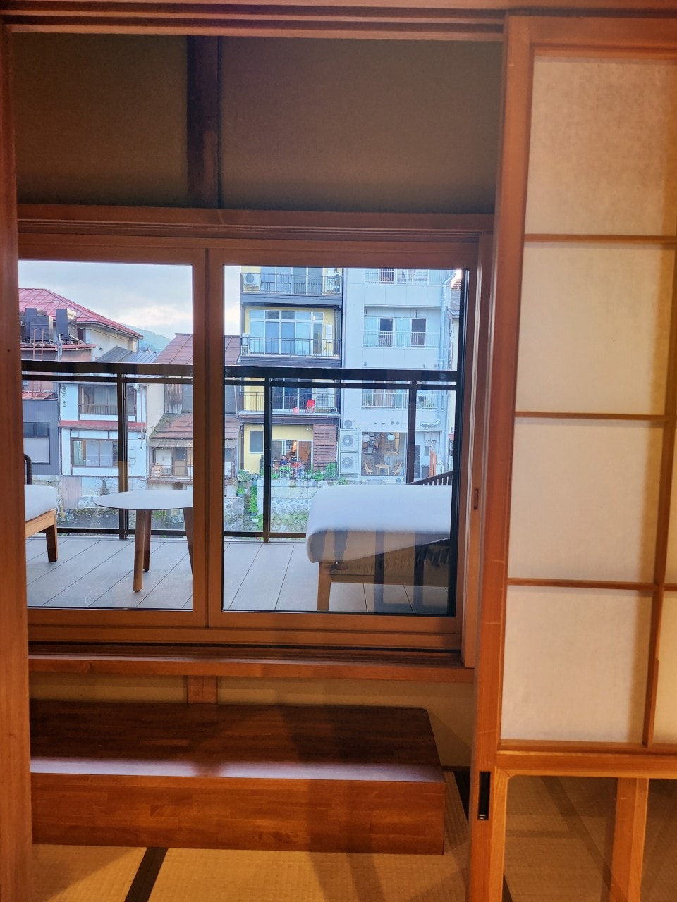 日本岐阜縣高山市 住宿推薦。IORI Stay 豪華日式聯排別墅 IORI MIYAGAWA。改造舊町屋的現代和風設計旅宿，有小廚房和洗烘衣機。