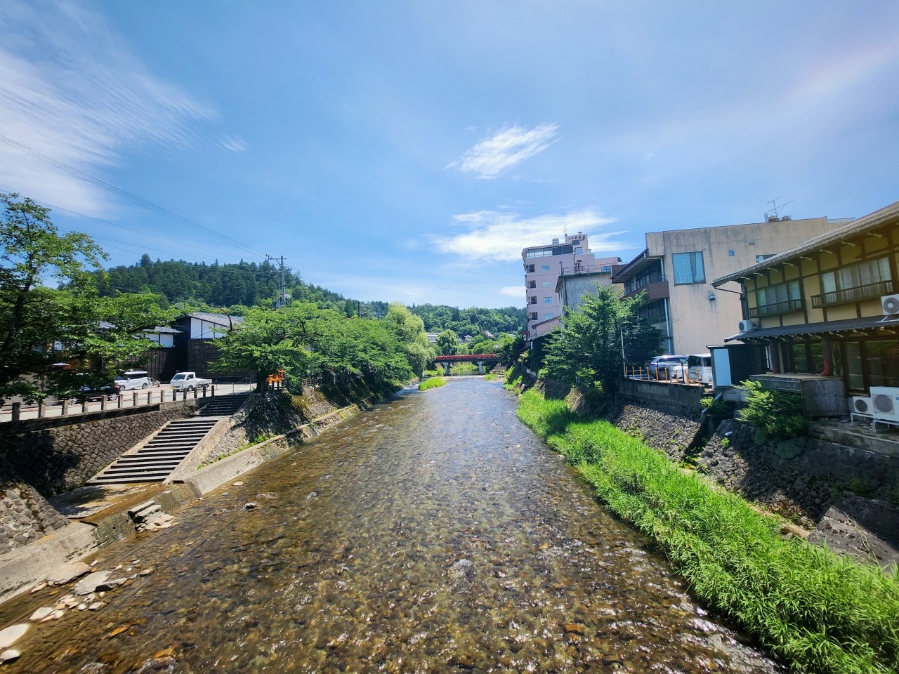 日本岐阜縣高山市 住宿推薦。IORI Stay 豪華日式聯排別墅 IORI MIYAGAWA。改造舊町屋的現代和風設計旅宿，有小廚房和洗烘衣機。
