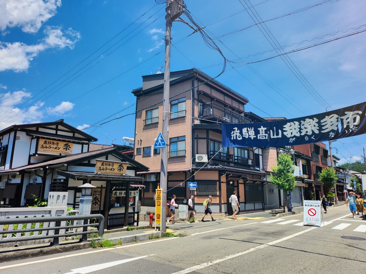 岐阜縣高山市 美食。飛驒高山舊街景三町街，漫步在充滿歷史氛圍的古老街道上，品嚐飛驒牛握壽司和各式美酒與美食