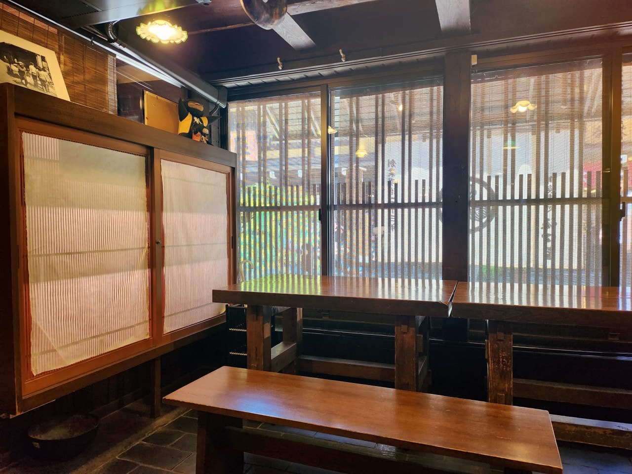 岐阜縣高山市 美食。飛驒高山舊街景三町街，漫步在充滿歷史氛圍的古老街道上，品嚐飛驒牛握壽司和各式美酒與美食