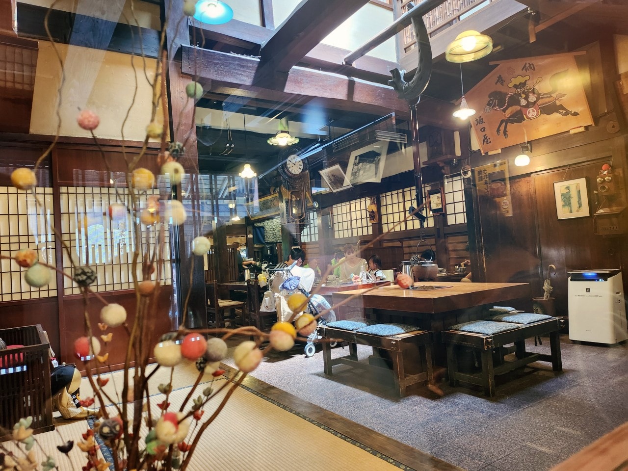 岐阜縣高山市 美食。飛驒高山舊街景三町街，漫步在充滿歷史氛圍的古老街道上，品嚐飛驒牛握壽司和各式美酒與美食