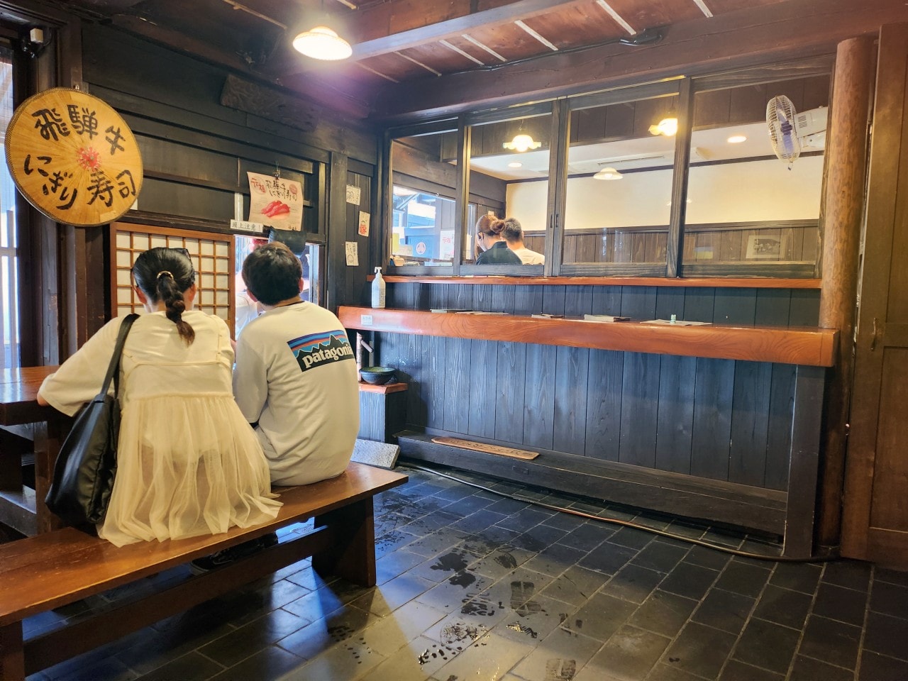 岐阜縣高山市 美食。飛驒高山舊街景三町街，漫步在充滿歷史氛圍的古老街道上，品嚐飛驒牛握壽司和各式美酒與美食