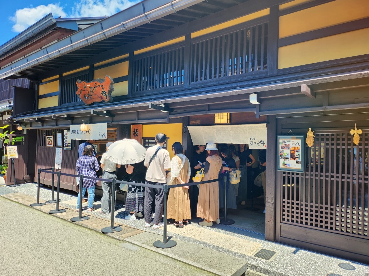 岐阜縣高山市 美食。飛驒高山舊街景三町街，漫步在充滿歷史氛圍的古老街道上，品嚐飛驒牛握壽司和各式美酒與美食