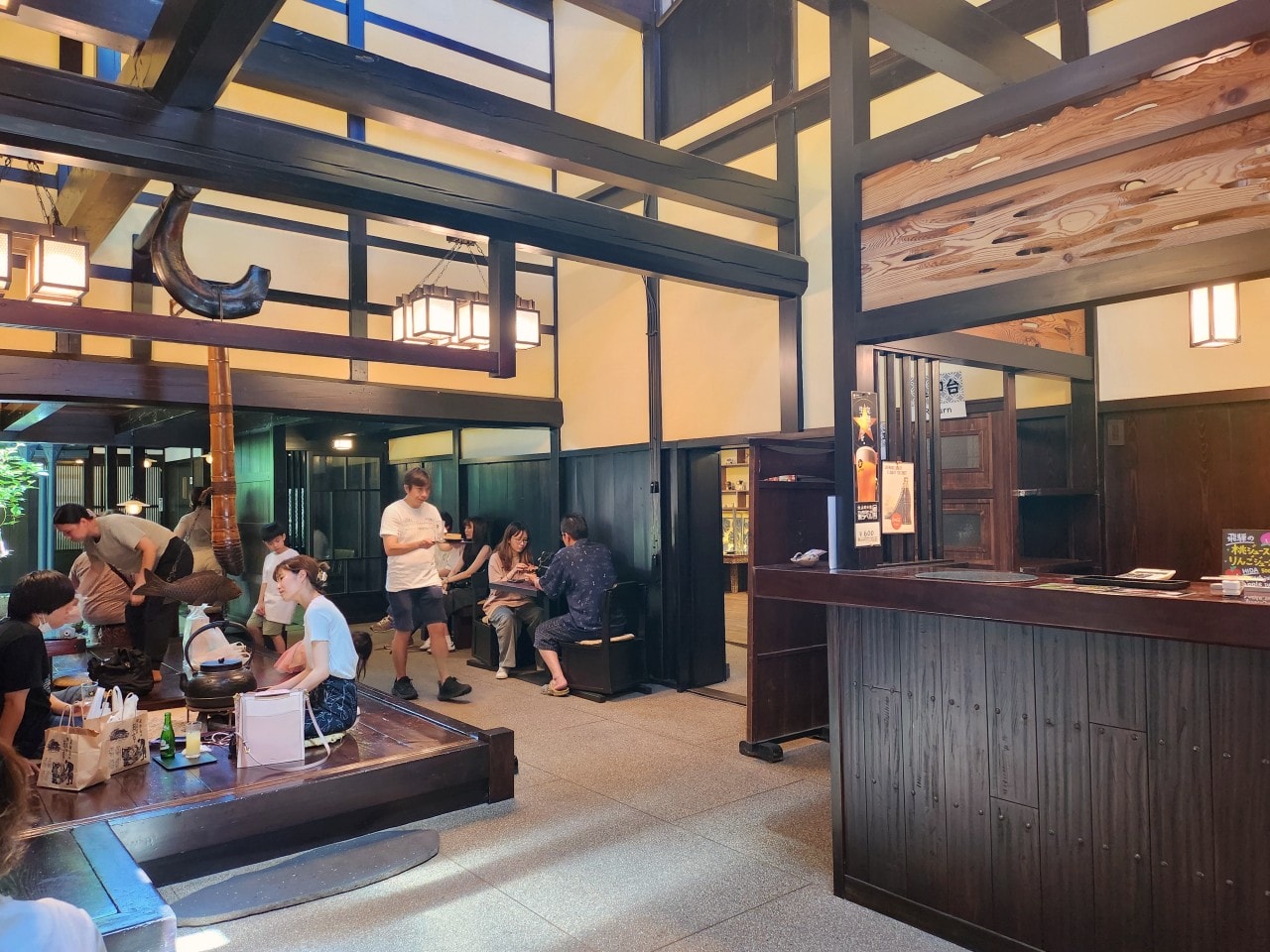 岐阜縣高山市 美食。飛驒高山舊街景三町街，漫步在充滿歷史氛圍的古老街道上，品嚐飛驒牛握壽司和各式美酒與美食