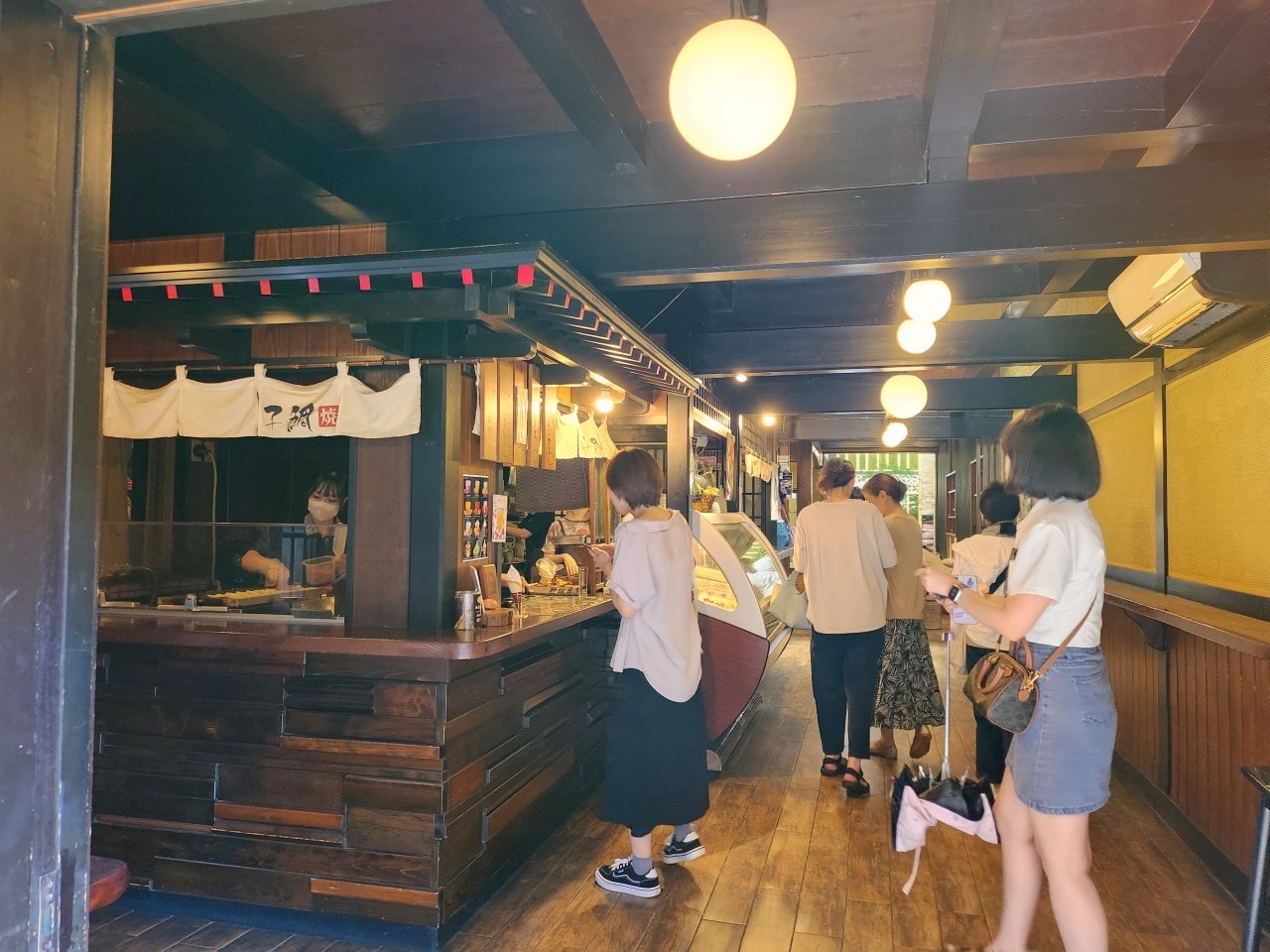 岐阜縣高山市 美食。飛驒高山舊街景三町街，漫步在充滿歷史氛圍的古老街道上，品嚐飛驒牛握壽司和各式美酒與美食