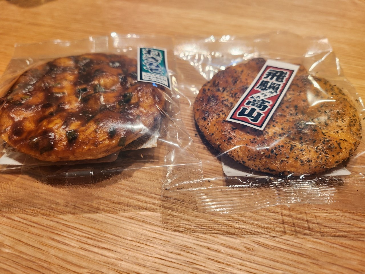 岐阜縣高山市 美食。飛驒高山舊街景三町街，漫步在充滿歷史氛圍的古老街道上，品嚐飛驒牛握壽司和各式美酒與美食