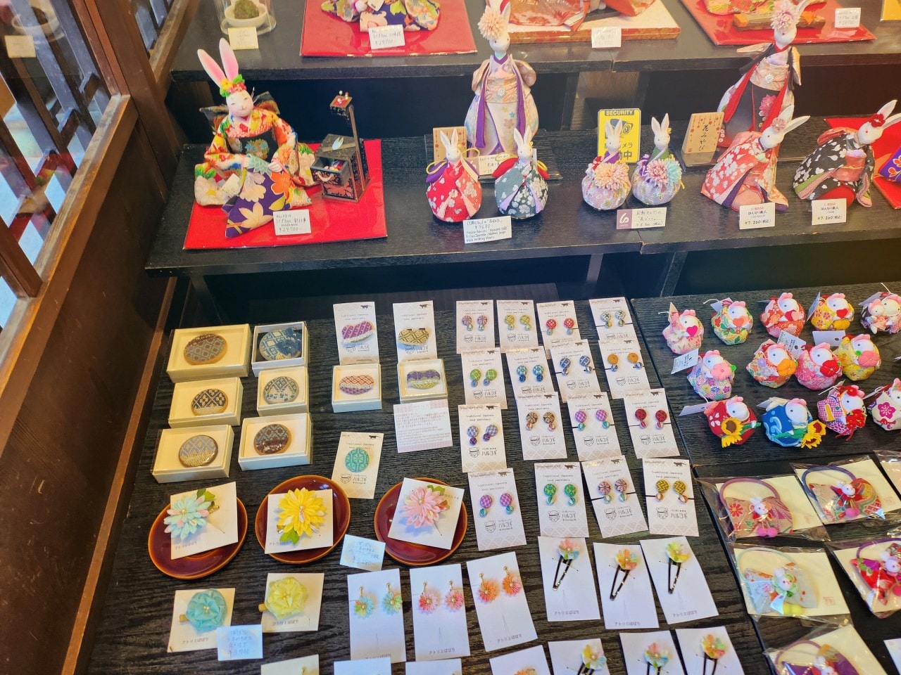 岐阜縣高山市 美食。飛驒高山舊街景三町街，漫步在充滿歷史氛圍的古老街道上，品嚐飛驒牛握壽司和各式美酒與美食