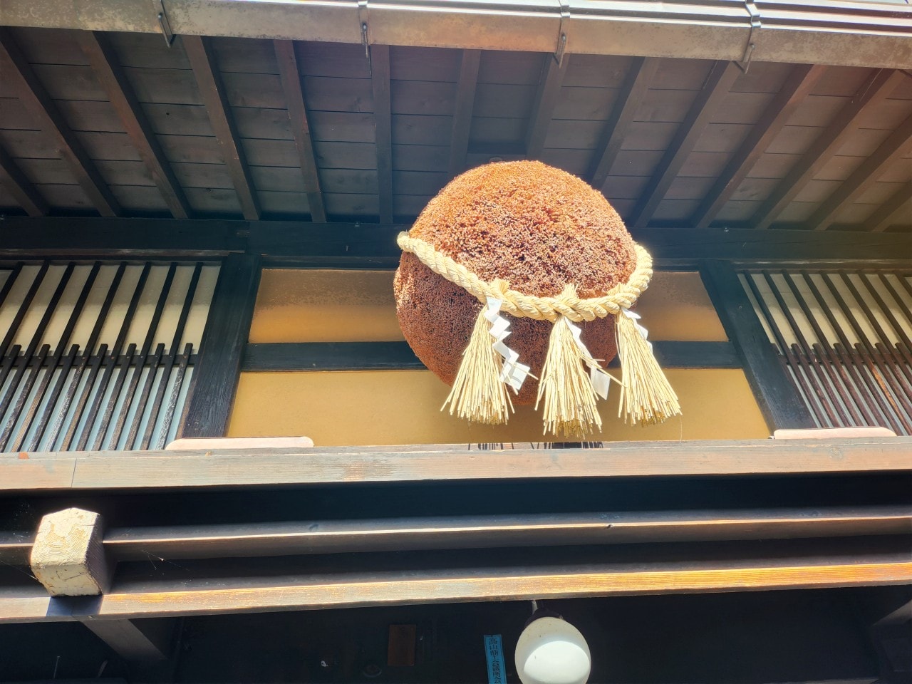 岐阜縣高山市 美食。飛驒高山舊街景三町街，漫步在充滿歷史氛圍的古老街道上，品嚐飛驒牛握壽司和各式美酒與美食