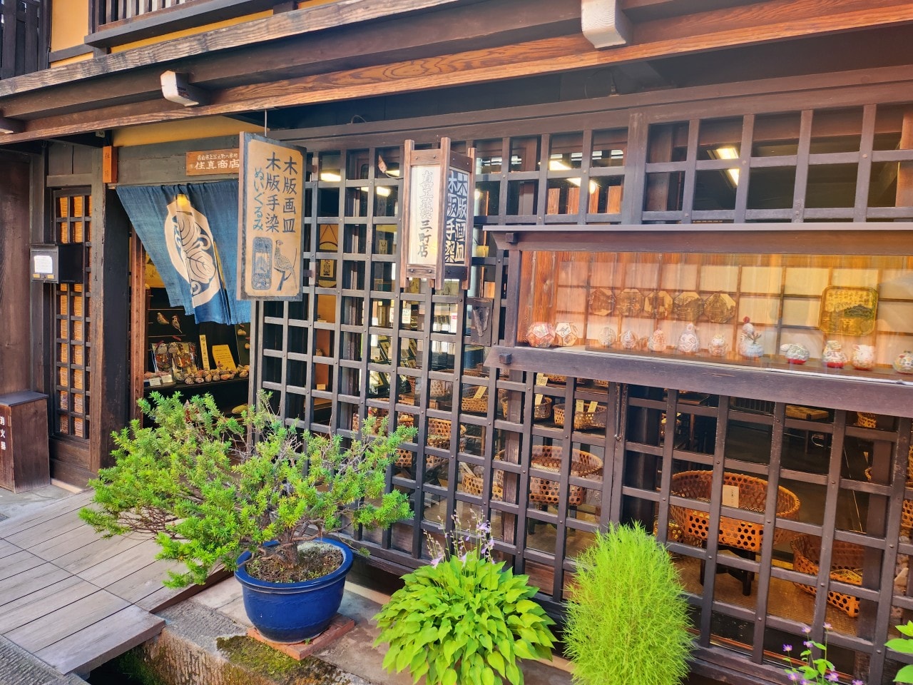 岐阜縣高山市 美食。飛驒高山舊街景三町街，漫步在充滿歷史氛圍的古老街道上，品嚐飛驒牛握壽司和各式美酒與美食