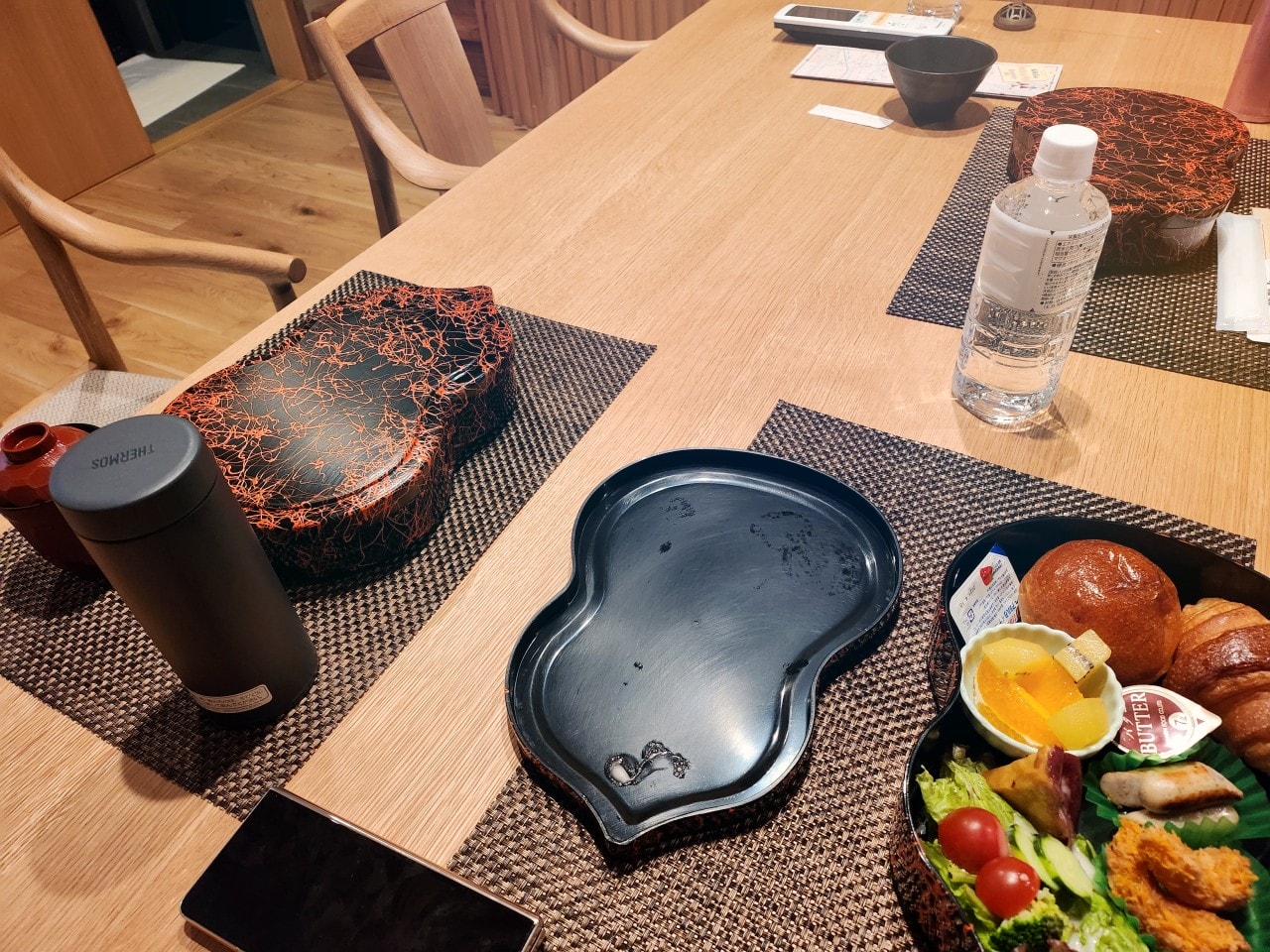 日本岐阜縣高山市 住宿推薦。IORI Stay 豪華日式聯排別墅 IORI MIYAGAWA。改造舊町屋的現代和風設計旅宿，有小廚房和洗烘衣機。