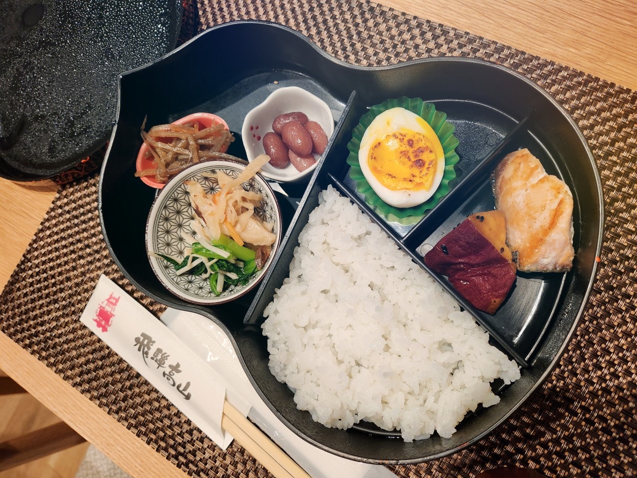 日本岐阜縣高山市 住宿推薦。IORI Stay 豪華日式聯排別墅 IORI MIYAGAWA。改造舊町屋的現代和風設計旅宿，有小廚房和洗烘衣機。