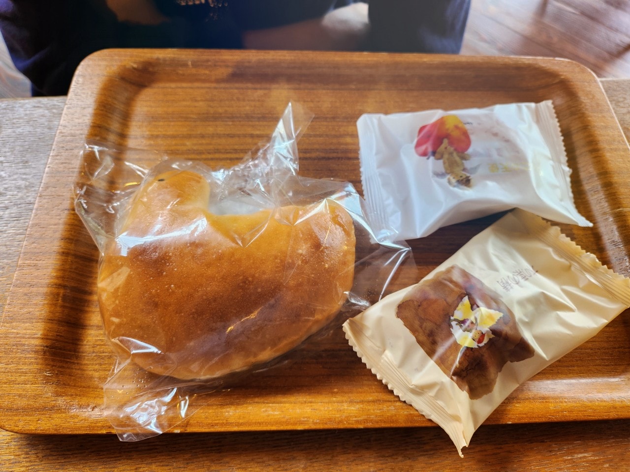 日本長野縣 安曇野知弘美術館。窗邊的小荳荳 用列車車廂作為教室的療癒場景，在大自然中充滿繪本童話感的美術館