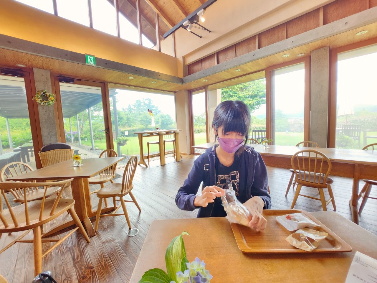 日本長野縣 安曇野知弘美術館。窗邊的小荳荳 用列車車廂作為教室的療癒場景，在大自然中充滿繪本童話感的美術館