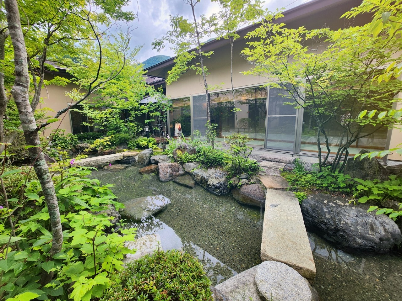 長野縣 溪流莊書繪酒店 Keiryuso Siorie。鄰近上高地，親切的高級日式旅館，有漂亮的洞窟露天風呂