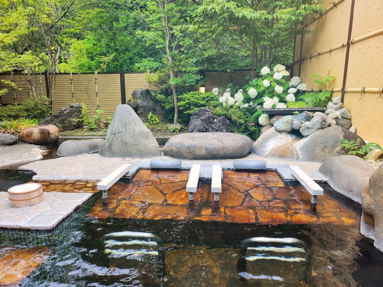 長野縣 溪流莊書繪酒店 Keiryuso Siorie。鄰近上高地，親切的高級日式旅館，有漂亮的洞窟露天風呂