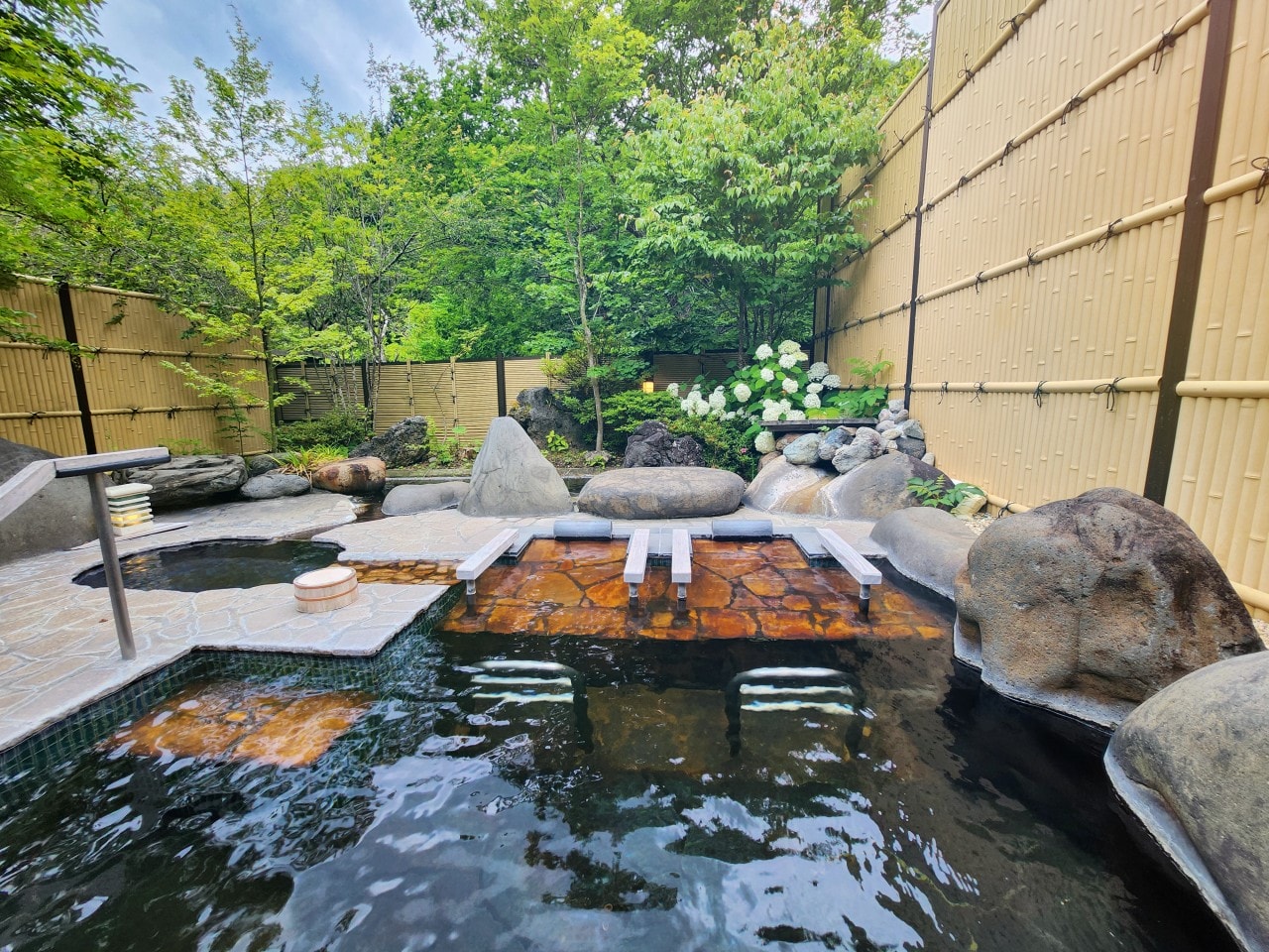 長野縣 溪流莊書繪酒店 Keiryuso Siorie。鄰近上高地，親切的高級日式旅館，有漂亮的洞窟露天風呂